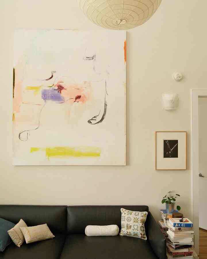 Monday livingroom view.

#livingroom #livingroominterior #blacksofa #leathersofa #throwpillow #cushion #wallart #artwall 