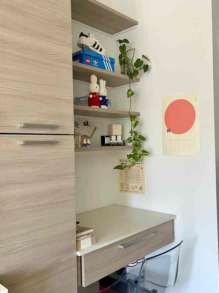 The perfect shelving for displaying all my little trinkets 🤭

#shelf #shelfinterior #shelfdecoration #decoratemyroom #cute #officeinterior #officespace #office #desktop #deskdecoration 