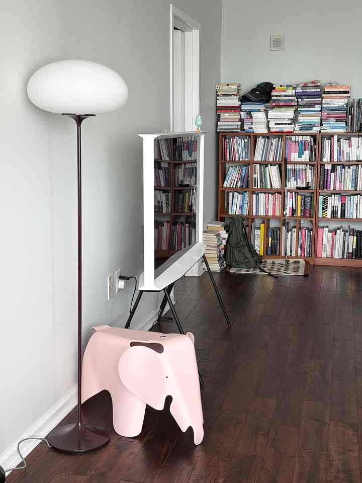 Hot hot summer 🌞🌞

#livingroom #seriftv #bookshelf 