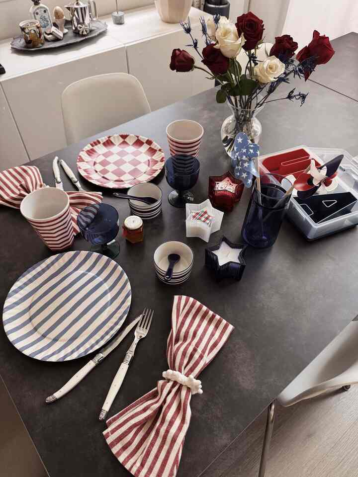 🇺🇸

#July4thDecor 
#july4vibes #forthdecor #Independencevibes #festiveathome #july4thready 
#diningtable #diningroom #diningspace #plating #flower #flowerinterior #plate #cutlery #napkin #napkinring #candle #dessertbowl #snackbox #galsscup #vintagecup #galsscup #vase 
