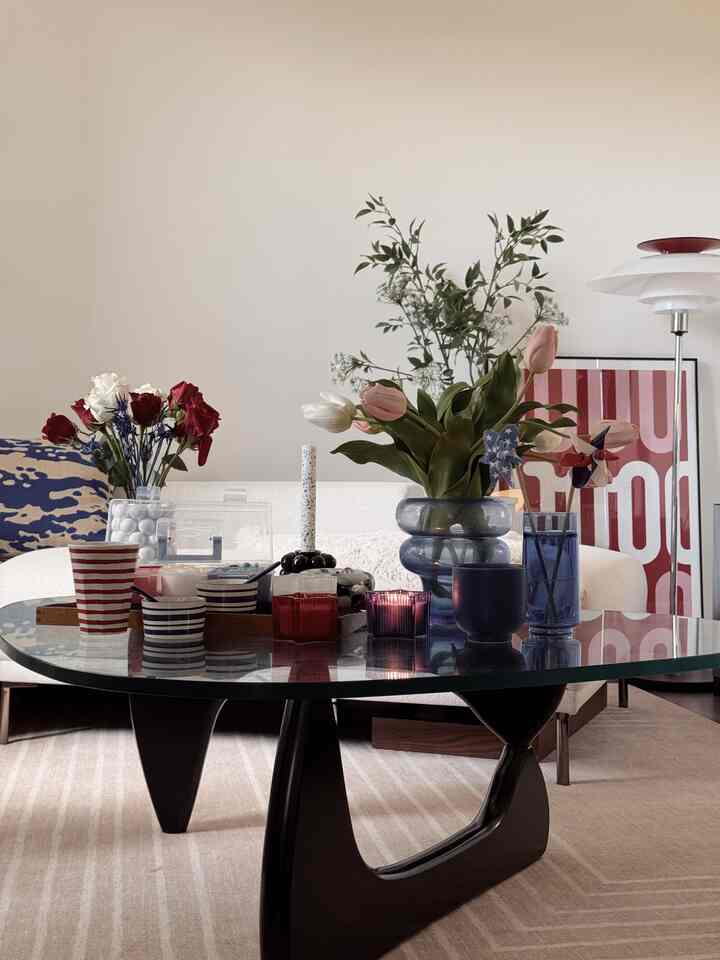 July 4th decor 💙♥️🤍


#July4thDecor 
#july4vibes #forthdecor #Independencevibes #festiveathome #july4thready #livingroom #livingroominterior #livingroomdecoration #coffeetable #coffeetabledecor #vase #candle #glasscup #candle #tray #flower #flowerinterior #posterframe 