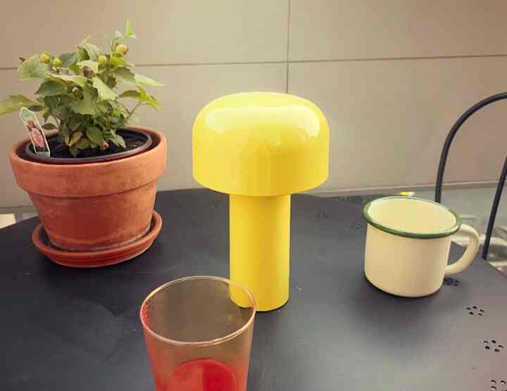 Menikmati matahari terbenam selama akhir pekan panjang di teras.

#outdoortable #outdoorchair #terracedecor #portablelamp