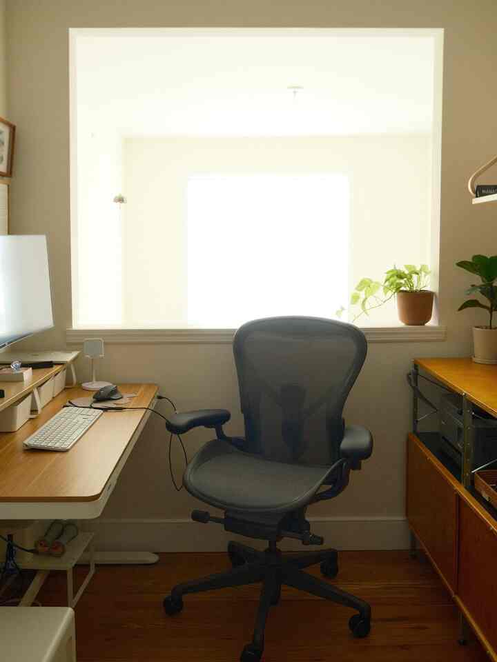Kantor rumah terlihat lebih cerah hari ini 🔆

#kantorrumahan #wfh #officeinterior #officespace #study #wfhspace #aeron #taskchair #officechair #wallshelf #artek #hermanmiller #officedecor