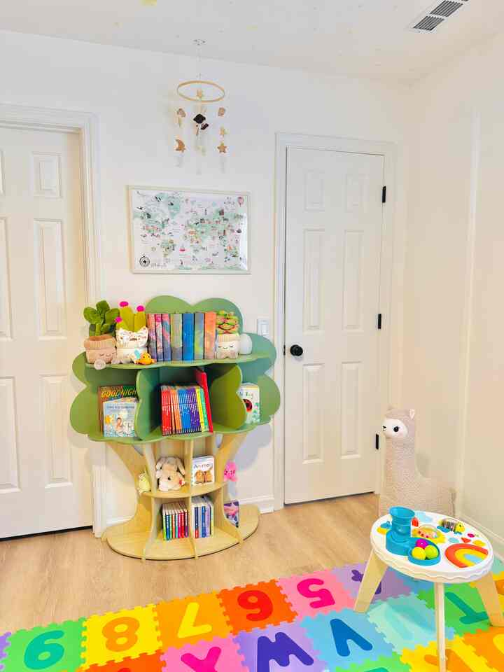 Hung a second mobile above the tree bookshelf, and it couldn’t be more perfect. The little bunny matches the animals on her world map, and the stars and moons represent all the adventures waiting for her in the pages of these books✨📚

#nursery #nurseryinterior #nurserydecoration #nurseryfurniture #nurserylighting #baby #babyroomdecoration #babymat #babybookshelf #babyroominterior #babyroom 