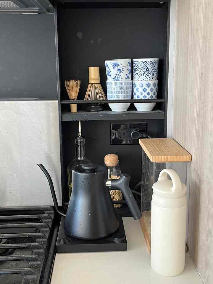 Keeping things organized with kitchen storage~ love the natural bamboo and cork elements paired with glass for a clean, warm feel 🍃

#minimalistkitchen #minimal #storageorganization #clean #modern #Organized #organize #natural 