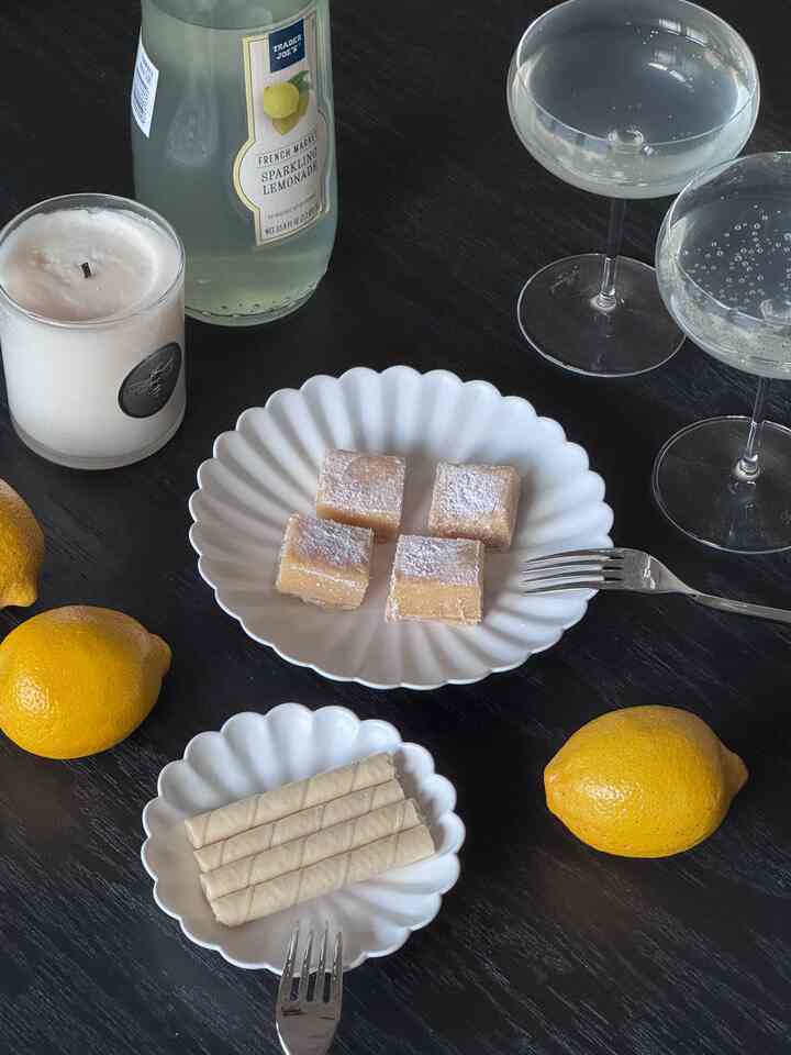 Hope y’all had a happy Fourth of July! Lately, I’ve been into lemon and yellow hues for summer🍋💛 What color are you excited to try in your home this season? ✨
.
.
.
#summerready #summervibes #summerathome #summerstyle #summertablescape #vase #plate #tableware #glassware #candle #minimal #yellow 