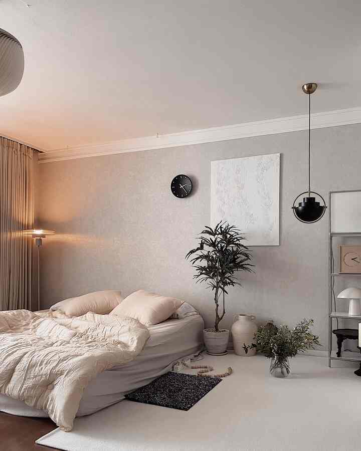 🤍🤎


#SummerReady 
#bedroom #bedroominterior #bedroomdecor #homedecor #bedding #rug #mat #plant #vase #flower #flowerinterior #lamp #lightinginterior #shelf #wallclock #summervibes #summerstyle #summerrefresh #summerathome 