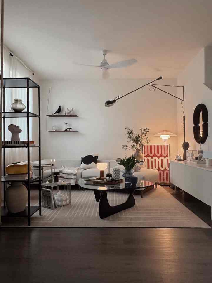 夏のスタイリング。

#SummerReady
#リビングルーム #livingroominterior #livingroomdecoration #coffeetable #lamp #lighting #lightinginterior #cushioncover #flower #vase #sidetable #wallshelf