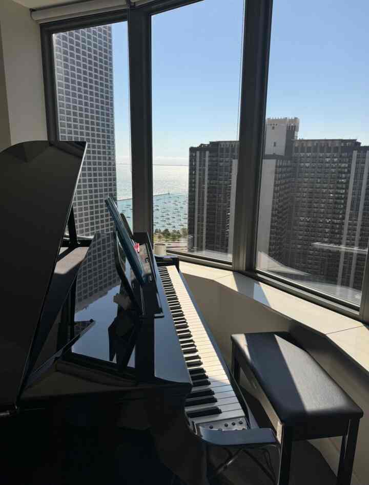 A sunny day in the living room with a piano.

#piano #livingroom #livingroominterior #livingroomtable #yamaha #music #flower #macbook #louispoulsen #lamp #flower #summerdecor