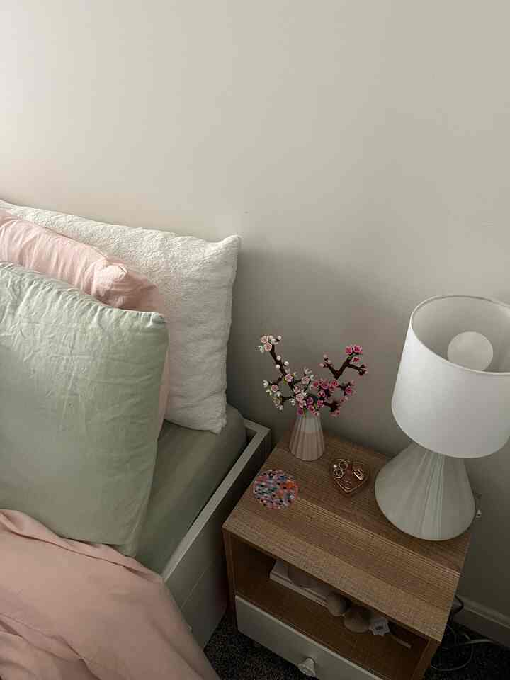 can never have too much color #bed #bedding #bedsheets #beddingset #linen #linensheets #lamp #nightstand #nightstandlamp