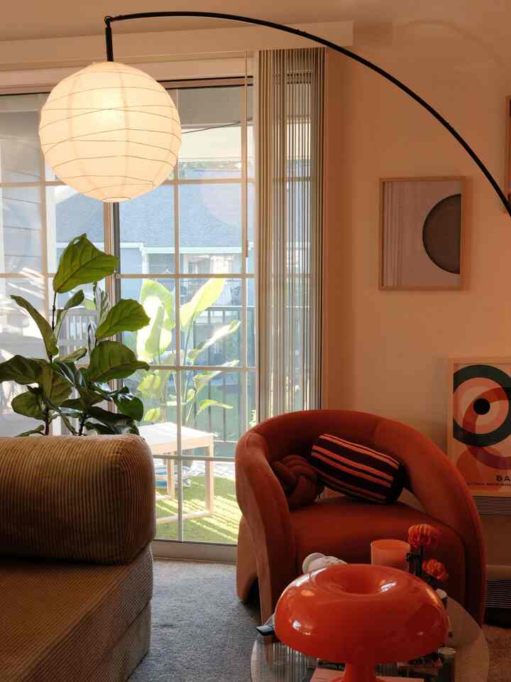 レジデンスサプライのアクセントチェアのある、お気に入りの夏のコーナー :)

夏の間は、午前中の数時間、バルコニーとリビングルームに太陽の光が心地よく差し込みます ☀️

この写真で、植え替えたばかりの極楽鳥花を見つけられますか？

#summerdecor #sunlight #balcony #readingspace #corner