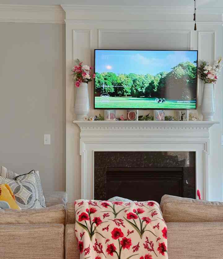 Our cozy little haven ✨
A classic white fireplace, fresh blooms, and the softest blanket…
where every day feels a little warmer when we’re together. 💛


#CozyLivingRoom #CozyHomeVibes #WhiteFireplace #HomeWithLove #summerhomedecor #summerdecor #summervibes #SeasonalLiving #IntentionalLiving #CozyCorners #WarmAndCozyHome #HomeInspiration #HomeDecorIdeas #LivingRoomGoals #CozyHomeDecor #LifeAtHome
