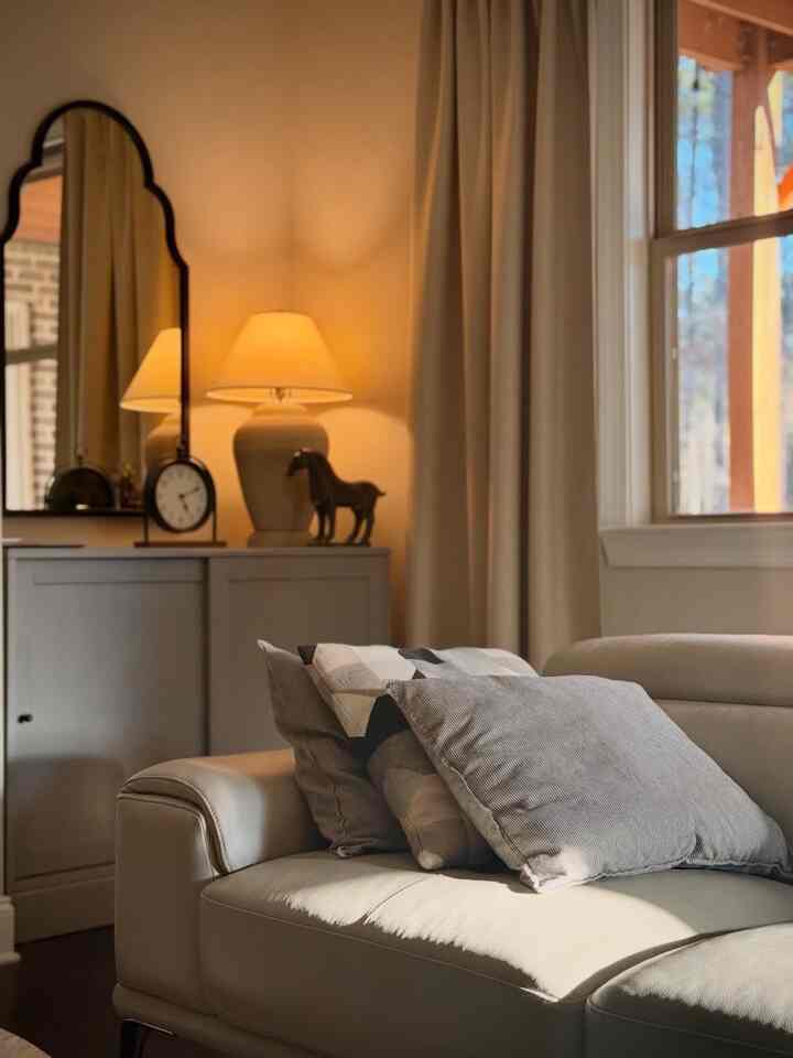 This is our living room. It’s decorated in a mix of beige, black, and gray, and I like blending modern and classic styles.

#modern #ikea #Sofa #clock
#livingroom
#interior
#gray #black #beige #cozy