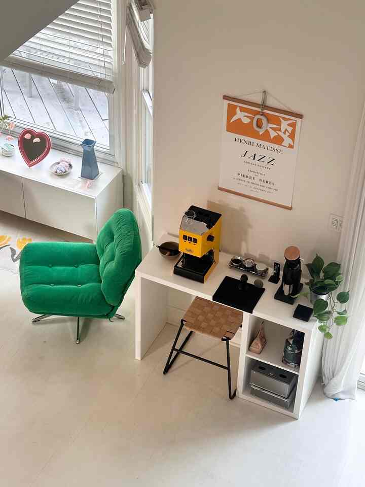 My new lovely homecafe spot 💛💚

This coffee corner brings warmth to the room with pops of color and a touch of greenery.

#summerdeco #homecafe #summerhomedecor #MinimalInterior #CozyCorner #HomeCafe #CoffeeLovers #InteriorDesign #HomeDecor 