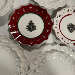 Already counting down to Christmas… 🎄🎁♥️
#OhouseAmbassador #yamaha #yamahagrandpiano #christmas #Villeroy #boch #dinnerware #christmastree #wineglass #jomalone #candle #amazone #pianoroom #livingroom #treedecoration 