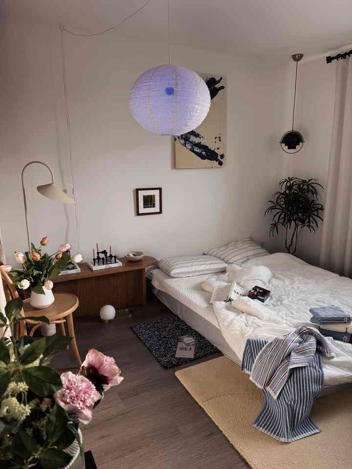 Gaya kamar tidur musim panas 💙

#dekorasimusim panas
#dekorasirumahmusim panas #summervibes #summerbedding #summerinterior #rug #mat #towel #lamp #posterframe #canvasframe #artwall #flower #flowerinterior #plant #zarahome #gubi #fermliving #tonechair