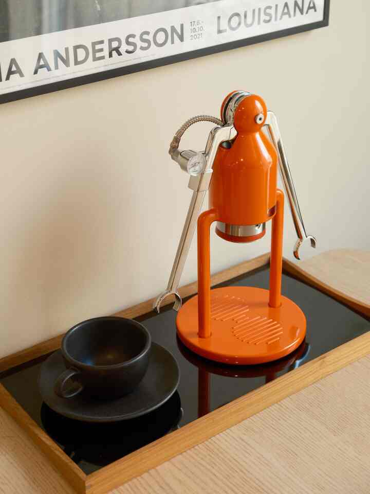 have I told y’all I got new coffee machine? it’s called cafelat robot and it’s all manual! This orange color is also perfect for summer vibe 🧡🍊


#summerinterior #summerdecor #coffeemachine #coffeetime #Espressomachine 