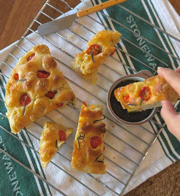 Homemade focaccia 🍅🍞 and all the colors of a slow summer afternoon drifting through the table 💚
#summerdecor #homecafe #summerhomedecor #summervibes #slowafternoon #baking 