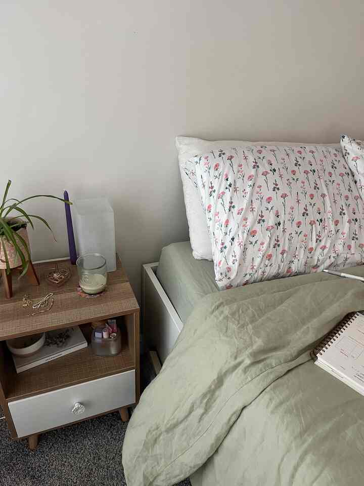 new floral pillowcases add just the righr touch of color #pillowcase #bedroominterior #bedroom #bedset 