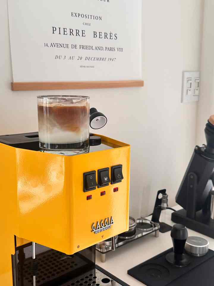 Make a fresh latte 🤍
Happy Saturday 😘

#summerdeco #homecafe #summerhomedecor #Homecafegram #Espressomachine #gaggia #coffeemachine #cozymood #colorofhouse #colorinterior 