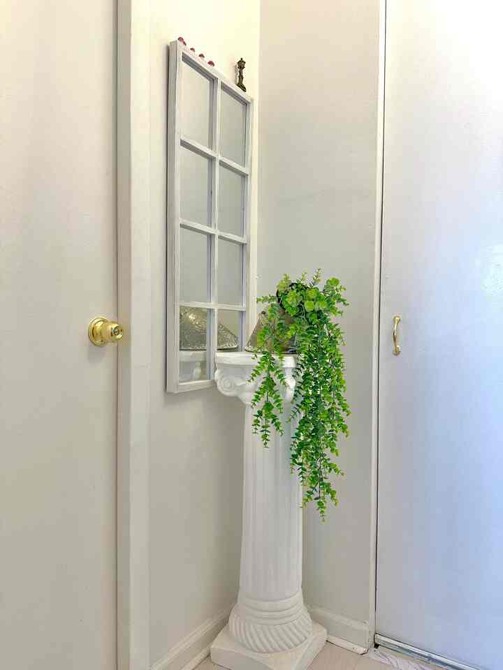 My other attempt to bring the outdoors indoors by using Summer garden decor on my mirror and spilling more green onto my hallway. ☺️💚

A budget-friendly decor tip is to use small figurines such as garden decor to add a Seasonal vibe to your place. The cuteness of the mini figure is a plus. 🫶

#summerdecor #tip #dopaminedecor #budgetfriendly 
