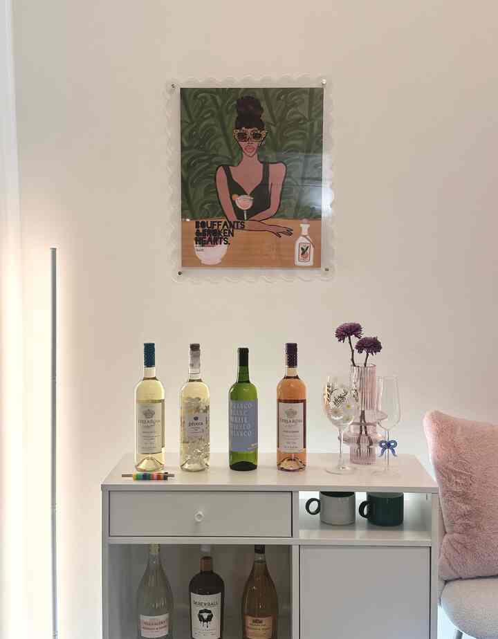 Chilled white wine, soft light, and a little corner that feels like summer at home 🍷🍷

#summerdeco #homecafe #summerhomedecor #ikea #simpleinterior #ikeatable #wine #frame #frame #summerbedding #summervibe