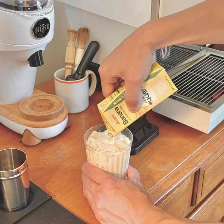 The perfect escape from the midday heat —Iced Banana Latte! 🍌 #summerdecor #summerhomecafe #homecafe #summervibes #Espressomachine #coffeetime #niche #lamarzocco #nomcore