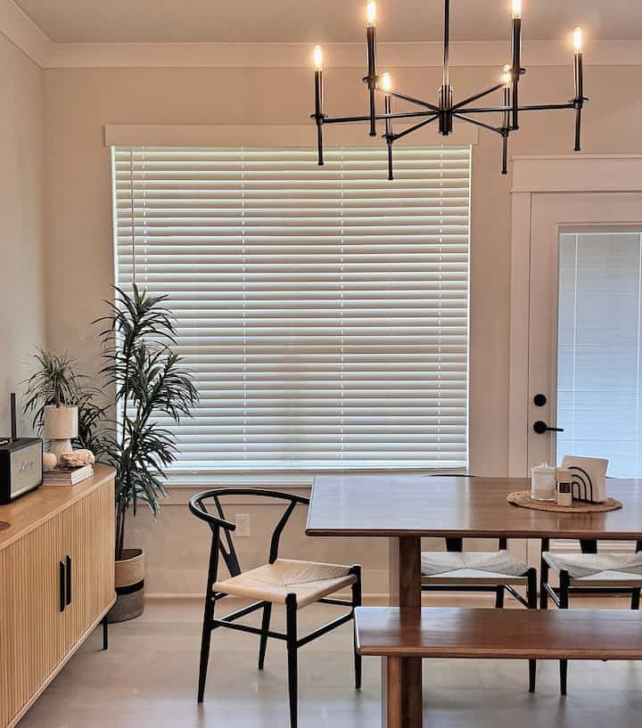 Black, white, and wood🤎 A simple harmony that softens the whole space!

#simpledecorations #simpleinterior #cozy #cozydiningroom #WoodInterior #blackandwhite #woodencabinet 