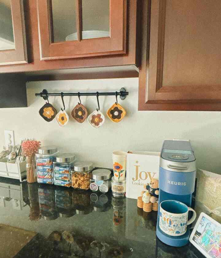 Just my little corner of coffee, tea, hot chocolate, and some snacks. I usually play some newage piano songs on hey google as a background music and make coffee for myself. As a three boys mom, I need this kind of moment sometimes.
How about you?😉

#homebar #homecafe #homesnackbar #kitchen #cozyhome #organize #snackorganization #coffeetime #metime 