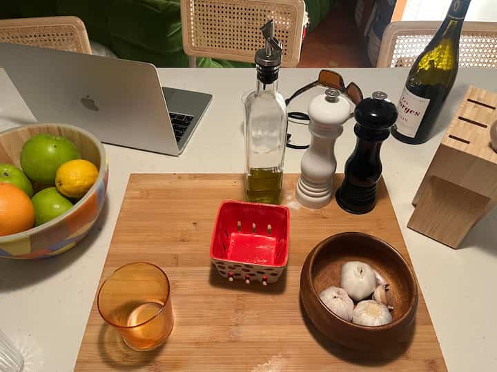 Here is my kitchen essentials!
#kitchenessentials #kitchenaccessories #choppingboard #drinkingglass #bowl #organization #kitcheninterior 