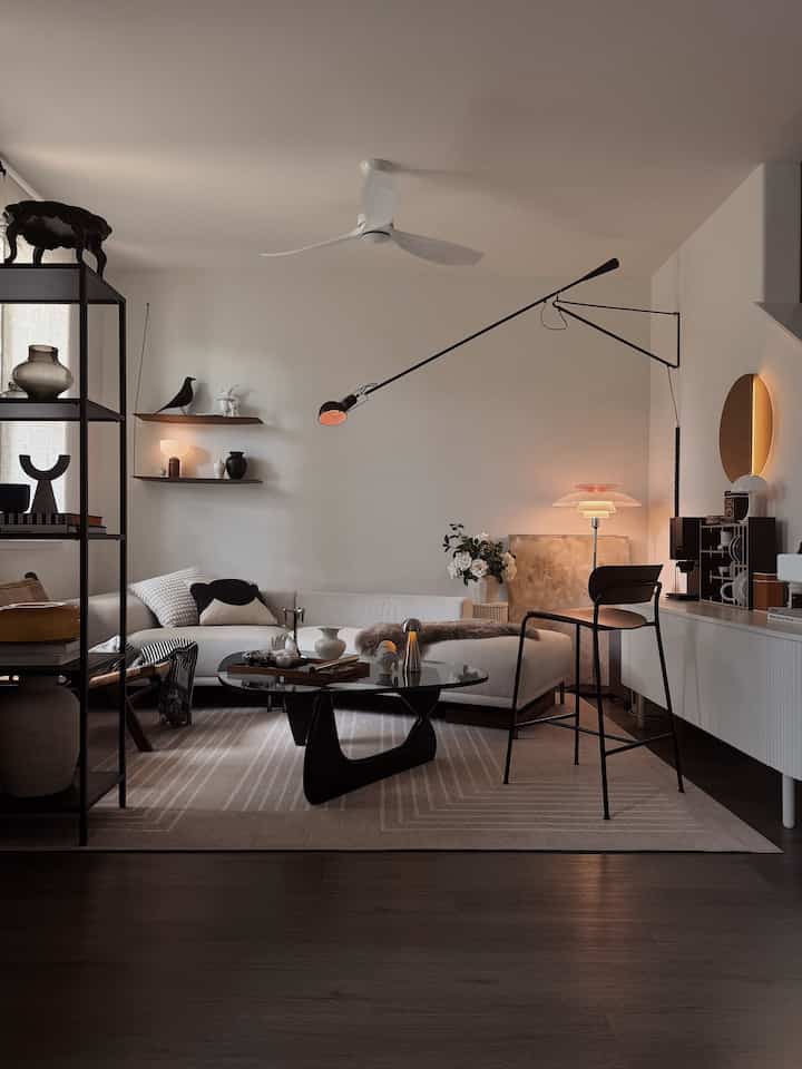 I switched my curtains to a screen after a long time. It actually feels less hot than curtains and has a subtle oriental charm—I really love it! I should have changed it sooner.

#livingroom #livingroominterior #livingroomdecoration #homedecor #curtainstyling #curtain #curtaininterior #linen #linenscreen #lamp #moodlighting #lightinginterior #shelf #wallshelf #barchair #coffeetable 