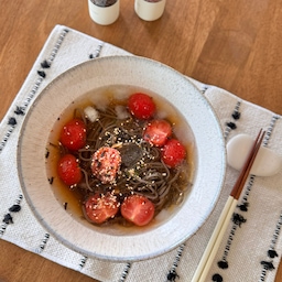 A cool and refreshing summer noodle dish! So simple that it’s perfect to make when inviting friends over! ✨
#summerparty #brunchparty #summerbrunch #summerhosting #tablestyling #homebar #brunchpartydecor #summerbrunchparty #dinner #dinnermenu #dinnerparty #summerdinner #hosting