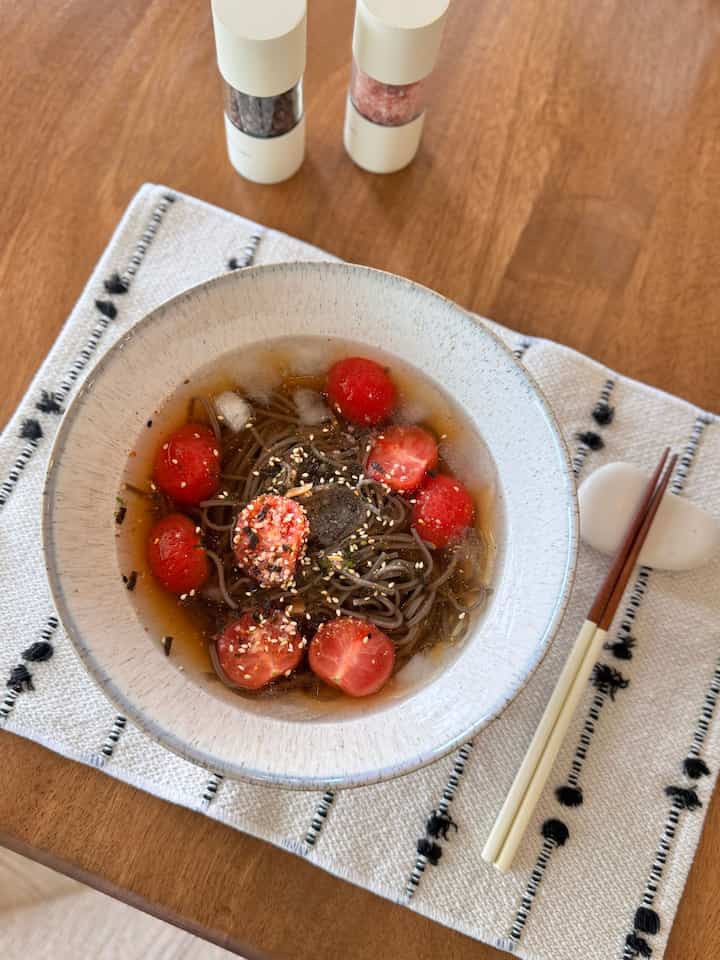 A cool and refreshing summer noodle dish! So simple that it’s perfect to make when inviting friends over! ✨

#summerparty #brunchparty #summerbrunch #summerhosting #tablestyling #homebar #brunchpartydecor #summerbrunchparty #dinner #dinnermenu #dinnerparty #summerdinner #hosting