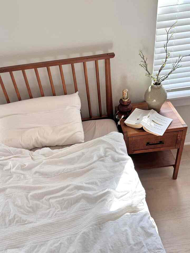 I love waking up in the morning to sunlight and birdsong instead of an alarm, the laziness feels so good 🕊️ 

#bedroom #summer #summerduvet #summerbedding #cozybedroom #cozyvibes #bedroominterior #bedroomdecor #bedroomstyling #sunlight 