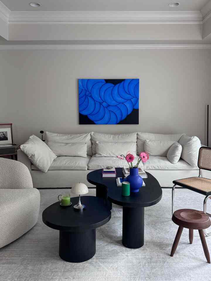 Surprise living room glow-up—a new set of coffee tables we built this summer🖤 (the old one found a new spot in the house) We’re very happy how they turned out✨
.
.
.
#coffeetable #livingroom #coffeetablesetting #parisianmodern #Frenchinterior #frenchgirlhome #parisianhome #minimalwithmood #boldcolors #popsofcolor #vase #stool #lamp #portablelamp