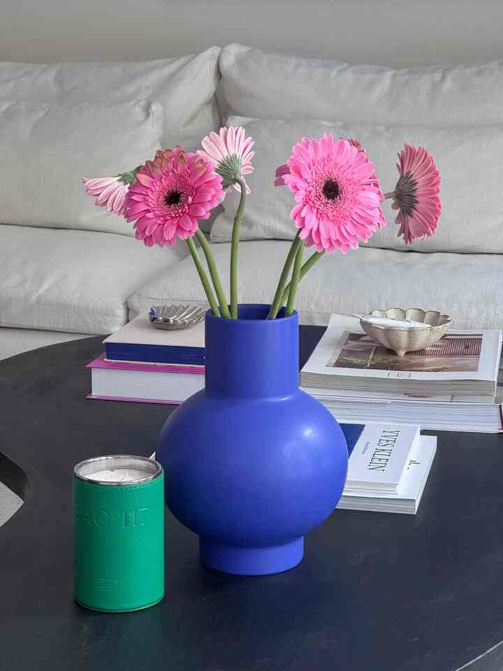 Savoring every last bit of summer’s vibrancy before the season fades🌸
.
.
.
#summerdecor #vase #candle #bowl #livingroom #coffeetable #frenchgirlhome #Frenchinterior #parisianmodern #parisianinterior #minimalwithmood #popsofcolor #boldcolors