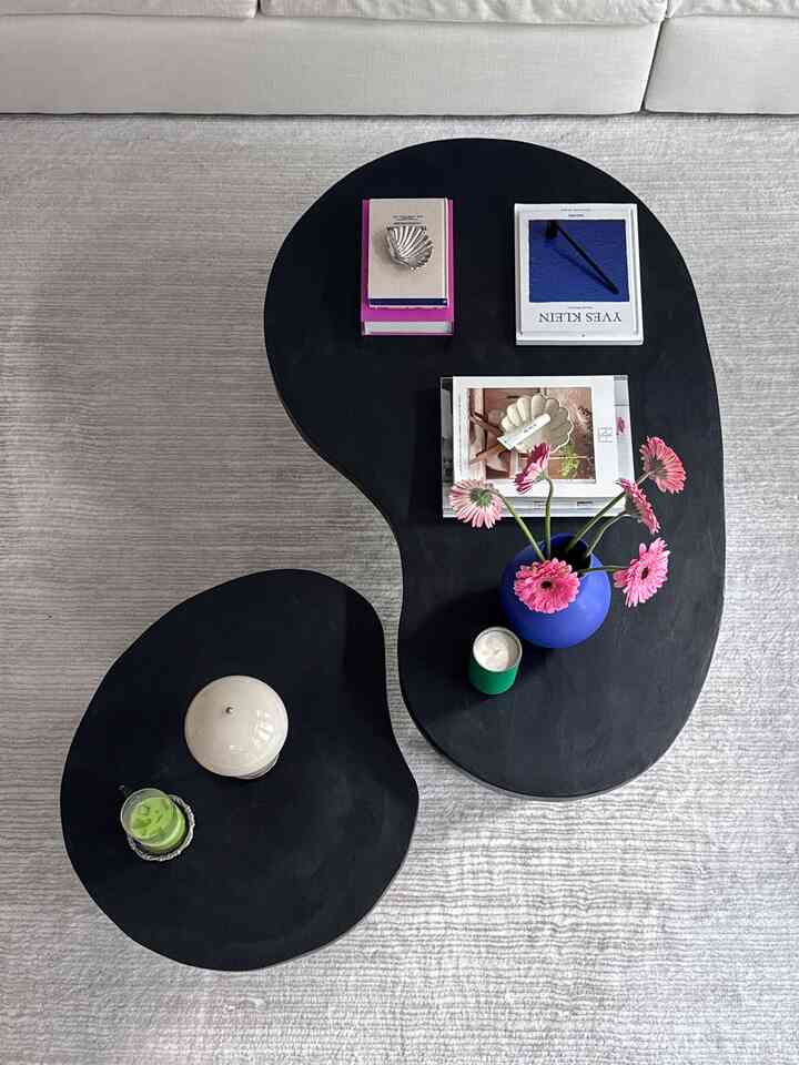 Meja kopi bertingkat baru dari atas? ✨INDAH SEKALI✨
.
.
.
#mejakopi #coffeetablesetting #nestingcoffeetables #frenchgirlhome #minimalwithmood #parisianmodern #organicmodern #popsofcolor #boldcolors #vase #lamp #coffeetablebooks