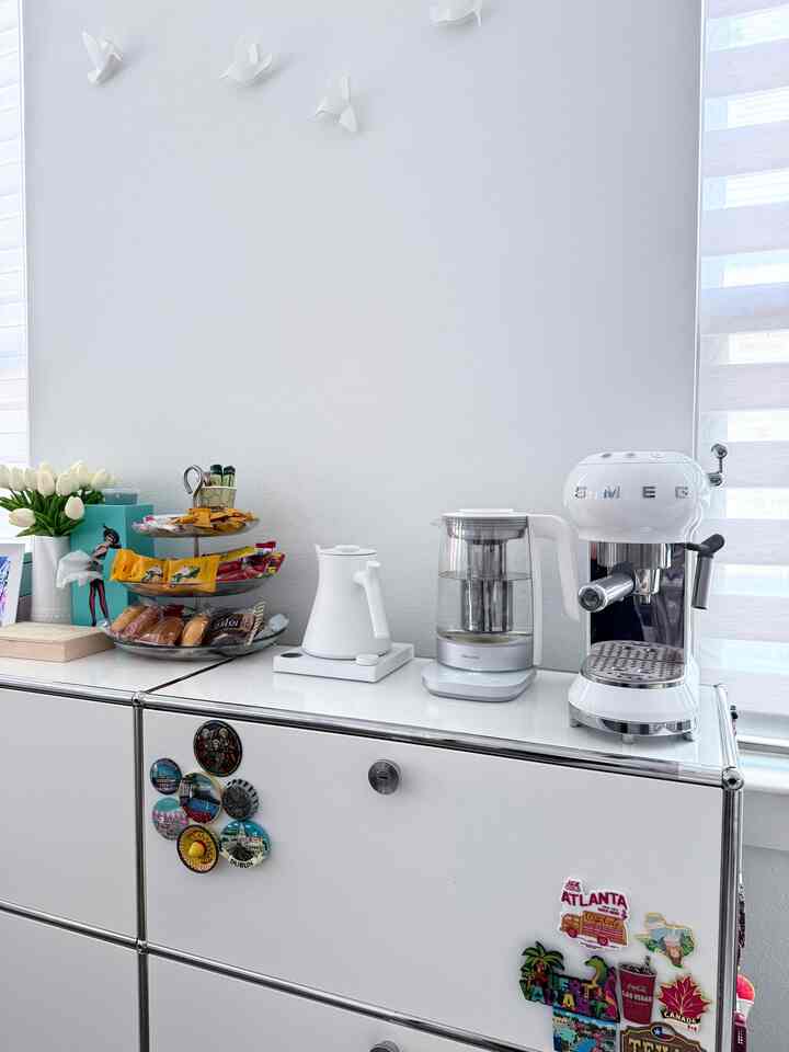 Coffee/ Tea Corner 🫖☕️ 

#coffeecup 
#smeg
#tea
#teatime
#coffeebar
#usmhaller 
#bestpurchase
#ikea
#morningcoffee
#cozy
#livingroom 
#homecafe 
