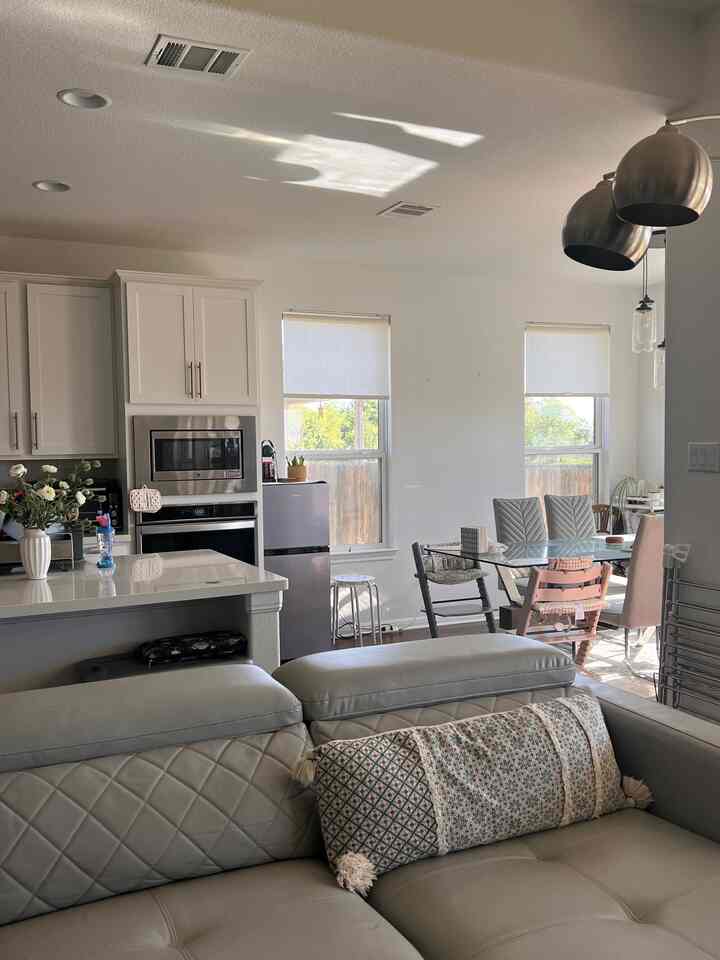 Glowing in our kitchen in the bright morning 🤍

#sunshine #homekitchen #minimalistkitchen #stokke #tripptrapp #morningvive