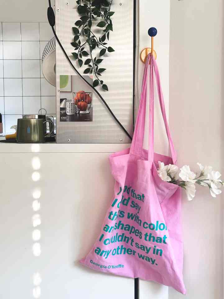 My shopping eco bag that's perfect for summer 🩷✨

#summerparty #summerhosting #dinnerpartydecor #summerdinnerparty #tablestyling #homebar #moma #ecobag #kitchen #kitcheninterior #simpleinterior #에코백 #장바구니 