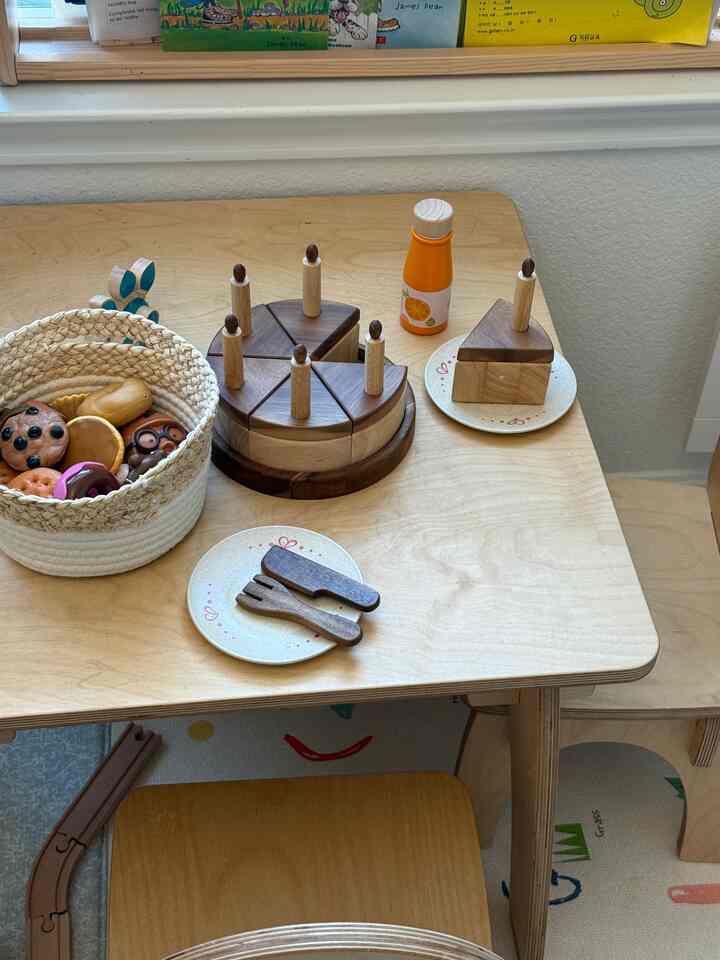 In Sunday afternoon, we pretended to have a birthday party. 

#happybirthday #acaciabongbong #playkitchen #kidsplayroom 