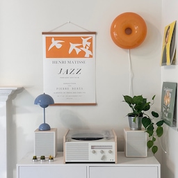 Cozy vibes with music, art, and a touch of greenery 🌿✨
 #HomeVibes #MinimalLiving #summerparty #summerhosting #dinnerpartydecor #summerdinnerparty #tablestyling #homebar #turntable #lamp #ikea #ikealamp #simpleinterior #poster #colorinterior 