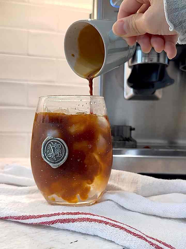 The perfect kind of slow morning ☕️
brewing fresh espresso, pouring it gently over ice, and taking a moment to savor life’s simple pleasures

#Coffee #MorningRitual #HomeCafe #DailyBrew #CoffeeLovers #MorningVibes #CafeStyle #SimplePleasures #HomemadeCoffee #CoffeeAesthetic #Espressomachine #Breville