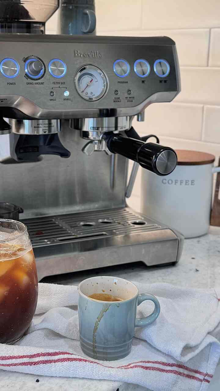 Fresh new coffee beans 🤎
But I totally forgot to adjust the grinder for the new beans while filming 😂

#Homecafe #Homemadecoffee #coffee #coffeecup #coffeemachine #coffeetime #slowmorning #summermorning #morningcoffee #morningroutine #summerhomecafe