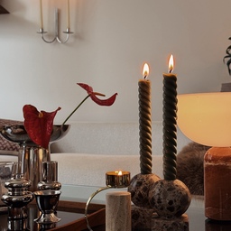 Black & Silver with a Red Accent 🖤🤍♥️
#livingroom #livingroomdecoration #tary #coffeetable #coffeetablestyling #candlestick #candleholder #candlesconce #candle #decoration #homedecor #marble 