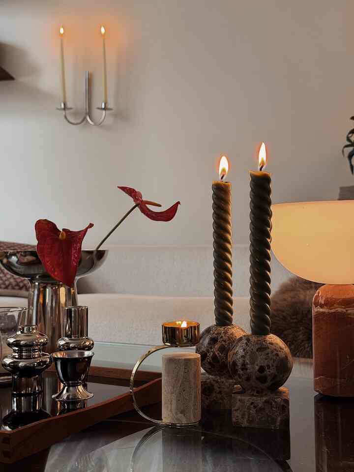 Black & Silver with a Red Accent 🖤🤍♥️


#livingroom #livingroomdecoration #tary #coffeetable #coffeetablestyling #candlestick #candleholder #candlesconce #candle #decoration #homedecor #marble 