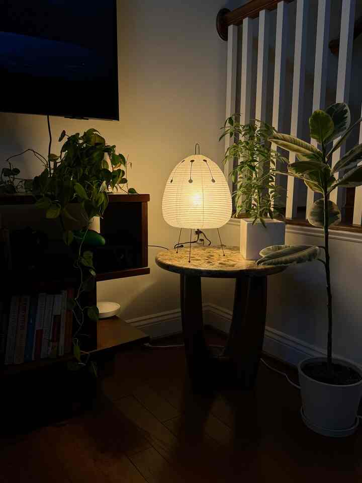 Nothing like a warm light and a long weekend🌿

#livingroom #homedecor #lamp #akari #cozy