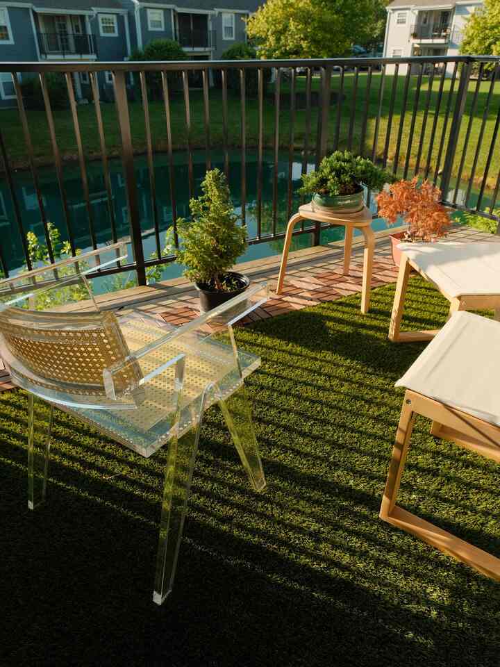 This fake grass rug has been such a gamechanger in my balcony :)

Being able to lie down on a hot summer day on this rug brings back that nostalgic feeling of lying in a field of grass ☺️

#summerrug #turf #rugcarpet #rugrecommendation #rugandhome