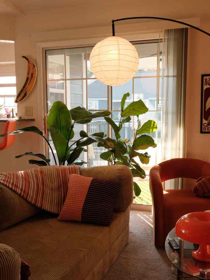 I’m so grateful for this big screen door window and how it lets in all this natural mid-mornining sunlight :) can’t beat natural lighting 🤗☀️

#sunlight #naturalinterior #warmhouse #warmfeeling 