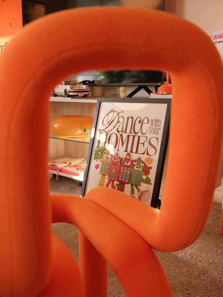 Can you tell how obsessed I am with this print yet?

I’ll definitely be adding more prints like this one in my new apartment 🏡

#playfulart #wallart #artgallery #latesummer #fallswitch #summertofall #seasonaldesign